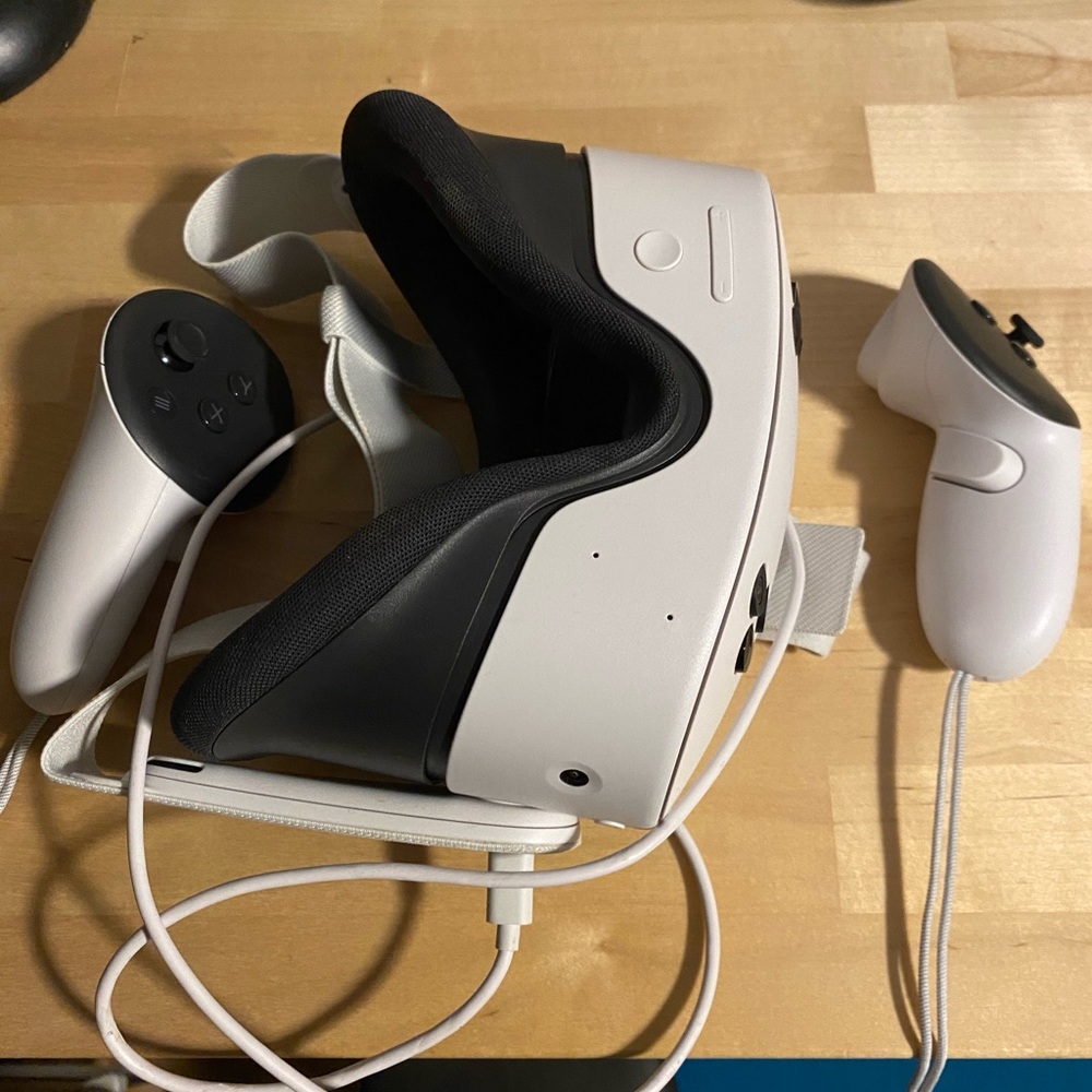 VR Headset with Controllers - White